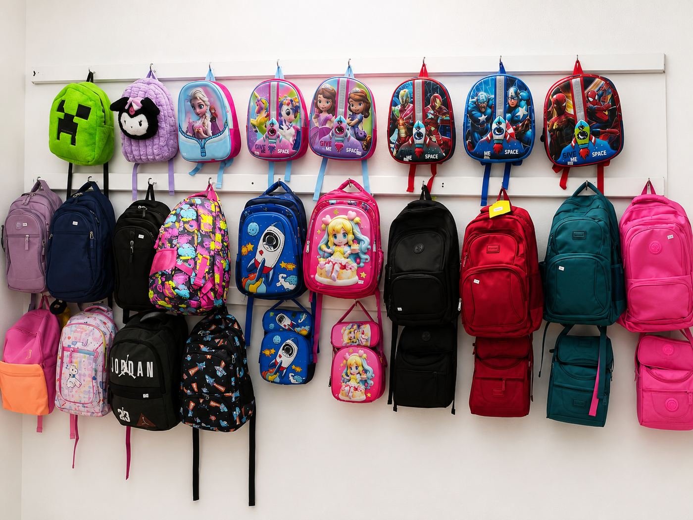 Exhibición de mochilas escolares dentro de la tienda
