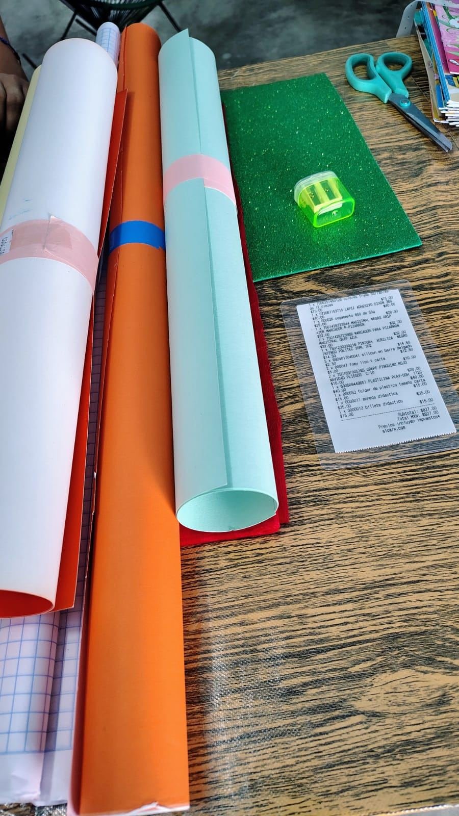 Detalle de material escolar y de manualidades en la papelería