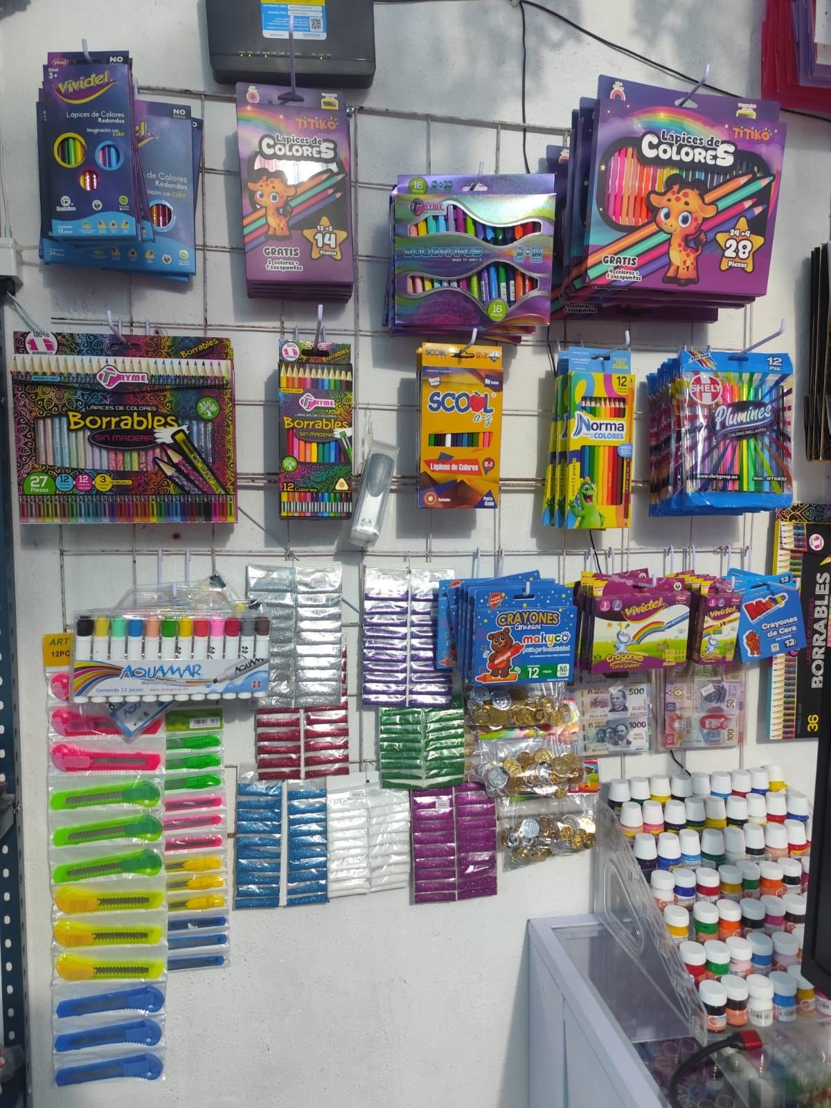 Colores, crayones y material didáctico en exhibición en la papelería
